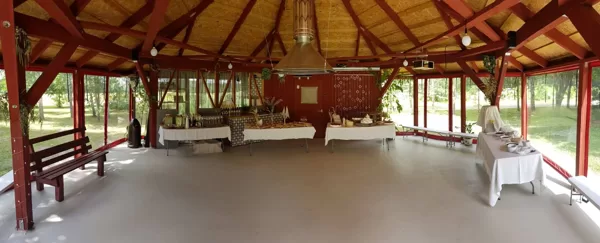 Nojume ar vairāk nekā 85 m2 iekšējo platību, galdiem, krēsliem, traukiem.